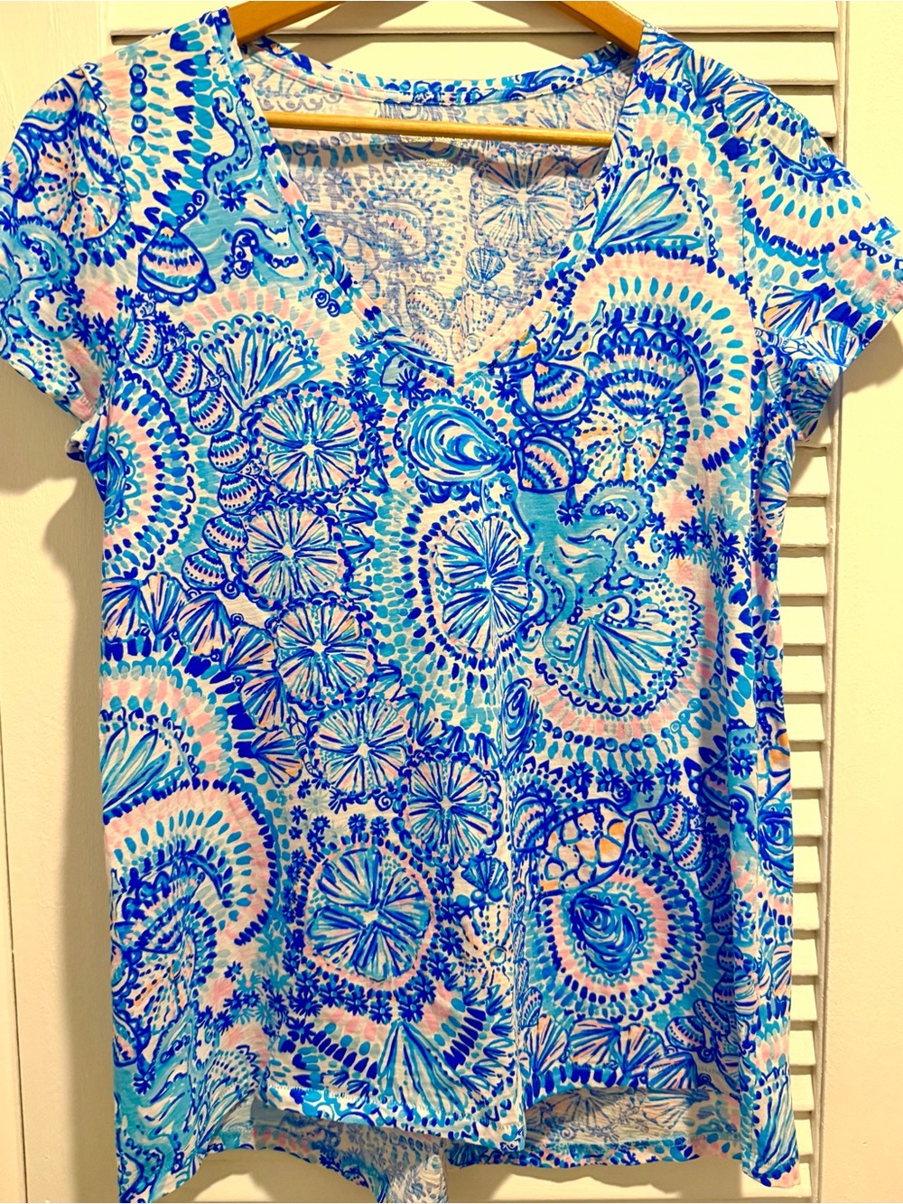 Lilly Pulitzer Etta V-Neck Tee Blue Grotto "Commotion in the Ocean" Print Medium